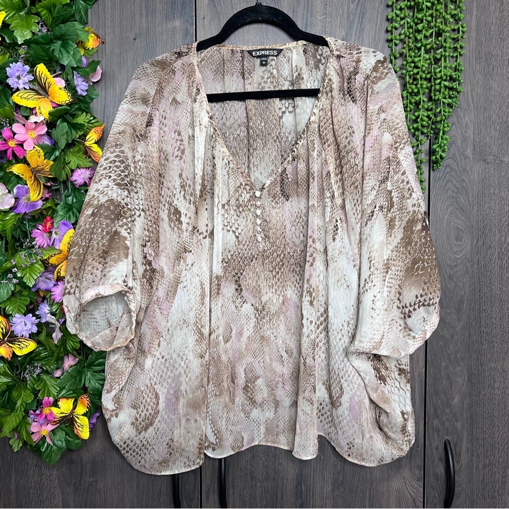 :)💙2/$40💙Express Snakeskin Printed Short Batwing Sleeve V Neck Top Size Large